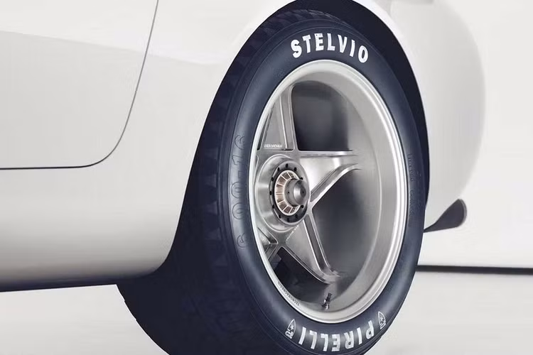 Đèn pha của xe sử dụng đèn LED để chiếu sáng. Tương tự như những chiếc Ferrari cổ điển, xe còn có một dây đeo bằng da giữ mui xe gần kính chắn gió. Cửa sổ phía sau là polycarbonate như một biện pháp tiết kiệm trọng lượng thay vì sử dụng kính.