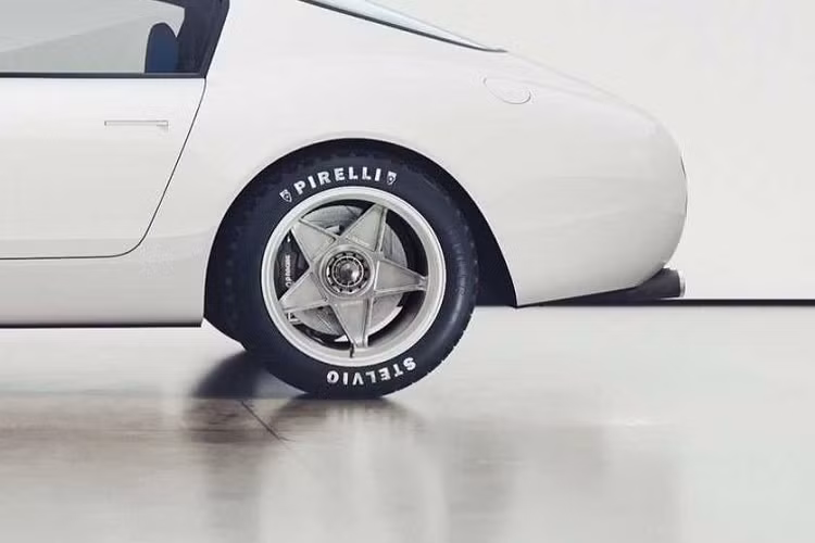 Công nghệ này sẽ cho phép các mẫu xe Ferrari 250 GT Berlinetta SWB bản Restomod này vẫn sẽ được duy trì sử dụng động cơ đốt trong truyền thống nhưng với lượng khí thải giảm đáng kể. Competizione Ventidue sẽ sử dụng khung bao gồm nhôm và sợi carbon. Các tấm thân xe cũng sẽ là carbon.