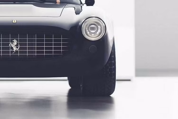 Forge Design đơn giản hóa và hiện đại hóa thiết kế của Competizione Ventidue so với 250 GT Berlinetta SWB nguyên bản. Thương hiệu không áp dụng thiết kế của các tấm cản ở các góc mũi, điều này làm cho mặt trước trông gọn gàng hơn.