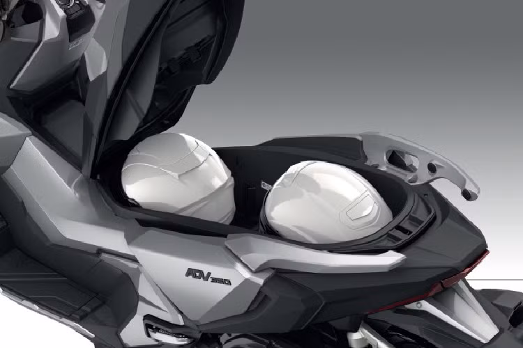 Về mặt trang bị, Honda ADV 350 được trang bị sẵn ốp chắn bảo vệ tay lái, hộc đồ trước tích hợp cổng sạc USB, hệ thống khóa thông minh Smart Key, cốp đồ dưới yên rộng đến 48 lít. Đồng hồ LCD của Honda ADV 350 còn được tích hợp tính năng kết nối điện thoại thông minh (Bản RoadSync).