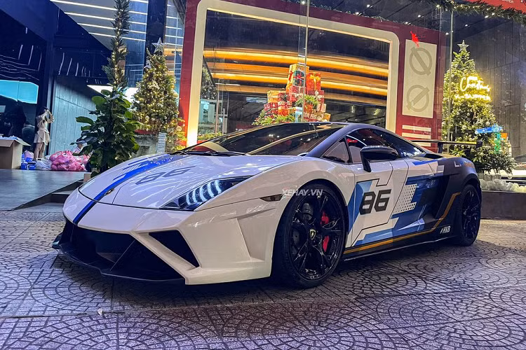 Lamborghini Gallardo LP560-4 độ bodykit Squadra Corse có “ngoại hình” khá hầm hố với lớp “áo” trắng có điểm nhấn là các đường sọc đen – xanh – vàng cùng con số 86 và ký hiệu LP560. Được biết, trước đó “siêu bò” được trang bị bộ mâm 5 chấu kép BC Forged EH172, có giá gần 100 triệu đồng.