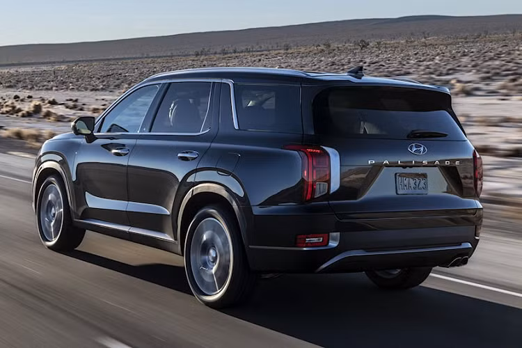 Hiện chưa có thông tin về động cơ của Hyundai Palisade 2023. Dự kiến, xe vẫn giữ nguyên 3 tùy chọn động cơ như hiện tại. Đầu tiên là động cơ xăng V6, dung tích 3.5L với công suất tối đa 277 mã lực. Thứ hai là động cơ xăng V6, dung tích 3.8L, tạo ra công suất tối đa 295 mã lực. Cuối cùng là động cơ diesel 4 xi-lanh, dung tích 2.2L với công suất tối đa 200 mã lực. Khi có mặt trên thị trường, Hyundai Palisade 2023 sẽ tiếp tục cạnh tranh với Kia Telluride, Ford Explorer và Subaru Ascent.