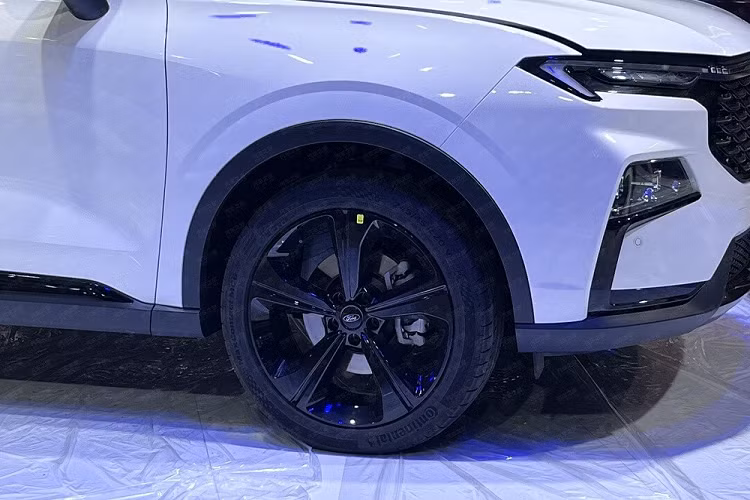 Tương tự bản thường, bộ vành của Ford Equator Sport Extreme Edition 2022 cũng có đường kính 20 inch với thiết kế 5 chấu. Tuy nhiên, bộ vành này lại được sơn màu đen bóng nhằm tăng vẻ thể thao và hầm hố cho phiên bản đặc biệt. Đáng tiếc là hiện hãng Ford chưa công bố hình ảnh nội thất của Equator Sport Extreme Edition 2022. Tuy nhiên, sẽ không bất ngờ nếu nội thất của mẫu xe này chỉ được cải tiến nhẹ nhàng ở một số chi tiết.