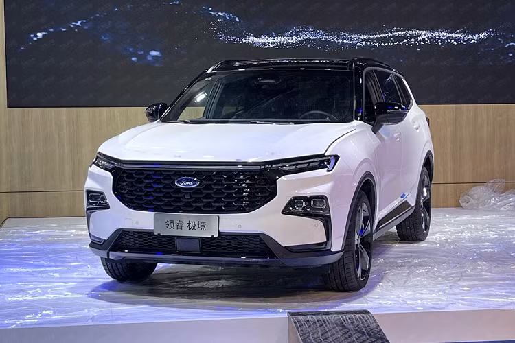 Ford Equator Sport là mẫu SUV cỡ C hoàn toàn mới, đã lần đầu tiên ra mắt thị trường Trung Quốc vào tháng 9 năm ngoái. Trong thời gian tới đây, mẫu xe này cũng sẽ chính thức trình làng tại Việt Nam dưới cái tên riêng là Ford Territory 2022. Trong khi Ford Territory 2022 mới vẫn còn đang chạy thử trên đường phố Việt Nam trước ngày ra mắt thì Equator Sport tại Trung Quốc lại được bổ sung phiên bản đặc biệt đầu tiên mang tên Extreme Edition.