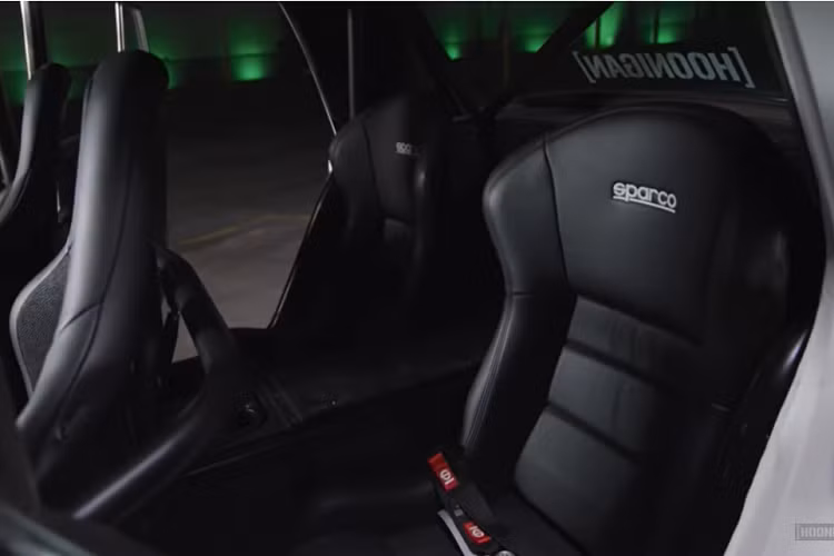 Chiếc Rolls-Royce độc nhất vô nhị được chế tạo trên khung gầm Art Morrison. Phần đuôi và trục dài cơ sở có điểm tương đồng rõ ràng với Chevrolet Camaro thế hệ thứ 5.