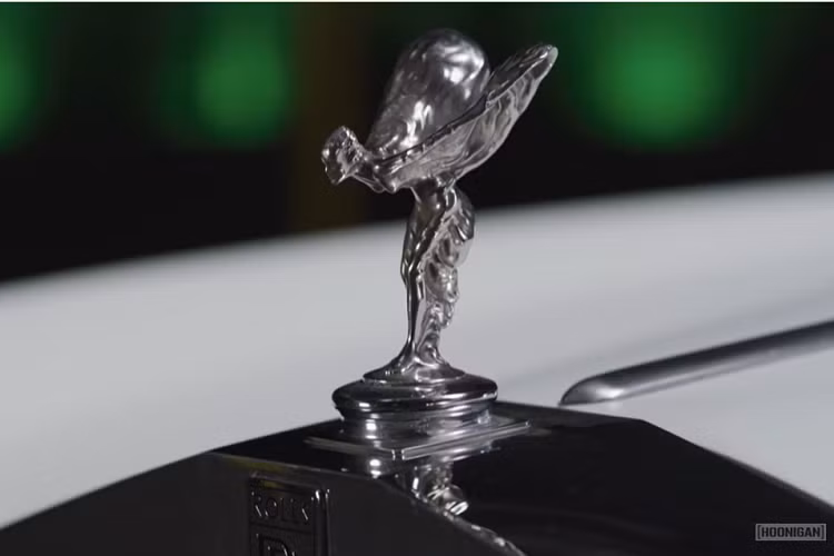 Đối với cabin, “Hoonigan” đã loại bỏ hoàn toàn nội thất ban đầu của Silver Shadow, hoán đổi nó bằng sự kết hợp của chất liệu gỗ, carbon, và da lộn.