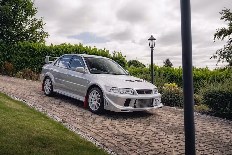 Nói đến những mẫu xe thể thao huyền thoại của Nhật Bản, ngoài Toyota Supra, Honda S2000, Nissan Skyline GT-R và Subaru Impreza, không thể không nhắc tới Mitsubishi Lancer Evolution hàng hiếm. Dù đã bị ngừng bán từ lâu nhưng những chiếc Mitsubishi Lancer Evolution cũ vẫn luôn được giới mộ điệu săn đón. Chiếc Mitsubishi Lancer Evolution siêu hiếm dưới đây là một ví dụ điển hình.