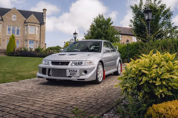 "Trái tim" của Mitsubishi Lancer Evolution VI Tommy Makinen Edition là động cơ xăng 4 xi-lanh thẳng hàng, tăng áp, dung tích 2.0L, sản sinh công suất tối đa 280 mã lực. Động cơ kết hợp với hộp số sàn 5 cấp và hệ dẫn động 4 bánh 4WD.