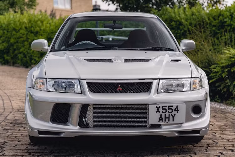Chiếc Mitsubishi Lancer Evolution này thuộc thế hệ thứ 6 (VI) và không phải là xe bình thường mà là phiên bản Tommy Makinen Edition. Do đó, trong một phiên đấu giá được tổ chức gần đây tại Anh, chiếc Mitsubishi Lancer Evolution VI Tommy Makinen Edition đời 2001 này đã được sang tay với giá cao bất ngờ.