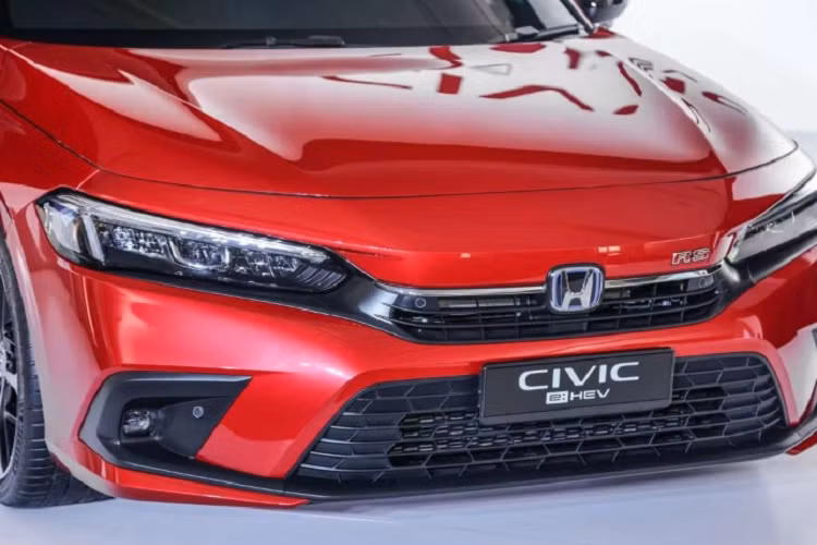 So với các biến thể dùng động cơ xăng, Civic e:HEV mới được bổ sung thêm bảng đồng hồ dạng màn hình kỹ thuật số 10,25 inch, điều hoà 2 vùng tự động và sạc không dây.