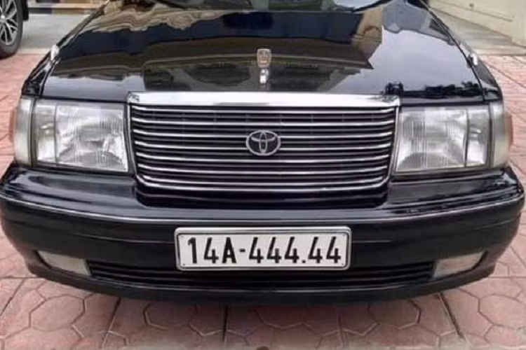 Cung cấp sức mạnh cho Toyota Crown thế hệ cũ này là khối động cơ I6, DOHC, dung tích 3.0L sản sinh công suất 220 mã lực và mô-men xoắn cực đại 295 Nm.