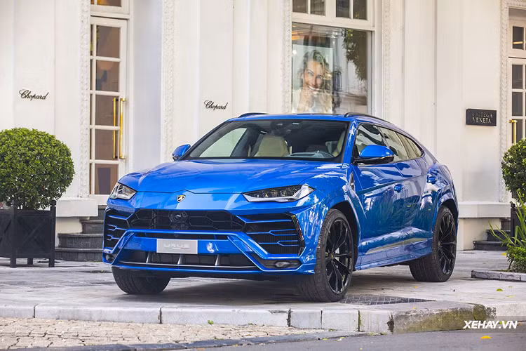  Lamborghini Urus - 641 mã lực Lamborghini Urus là chiếc SUV đầu tiên của hãng siêu xe Ý, ra mắt vào cuối năm 2017 và được đưa ra thị trường chính thức vào năm 2018. Có thể nói Lamborghini Urus đã mở ra một phân khúc xe mới: Siêu SUV (Super SUV), đồng thời tự định vị mình như một tiêu chuẩn tham chiếu về sức mạnh, hiệu suất, động lực lái, thiết kế, sự sang trọng và khả năng sử dụng hàng ngày.