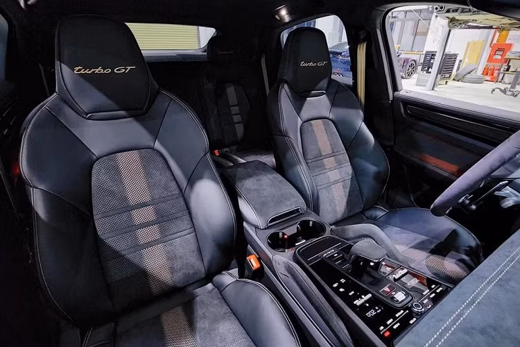 Là phiên bản mạnh nhất và đắt nhất của Cayenne, Cayenne Turbo GT được trang bị khối động cơ tăng áp kép V8 4.0L đã qua tinh chỉnh với nhiều bộ phận mới, để cho ra công suất lên tới 631 mã lực và mô-men xoắn cực đại 849 Nm. Sức mạnh được gửi đến các bánh xe thông qua hộp số tự động 8 cấp sửa đổi để chuyển số nhanh hơn, hệ dẫn động 4 bánh toàn thời gian cũng được nâng cấp để phù hợp với mức hiệu suất mới của động cơ 4.0L.