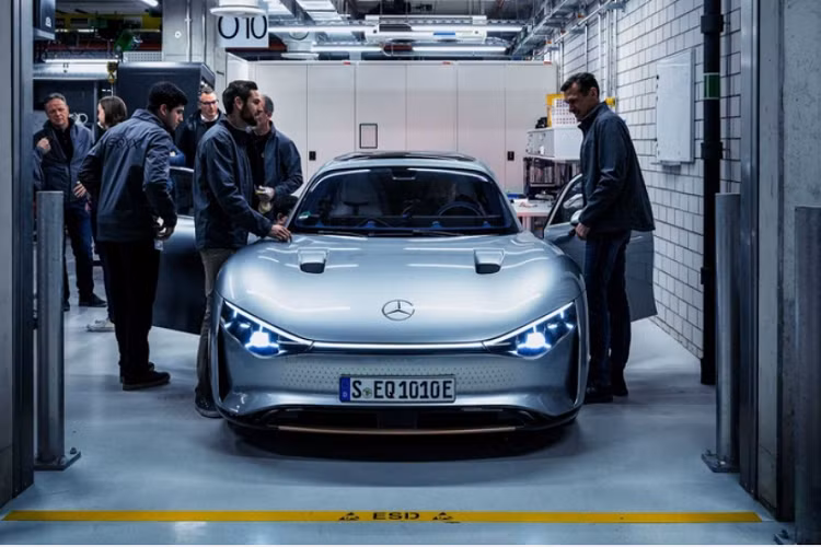 Theo đó, Mercedes-Benz sẽ chi ra 60 tỷ Euro (từ nay cho đến năm 2026) để vượt qua Tesla trên thị trường xe điện và giành lại danh hiệu nhà sản xuất xe sang có doanh số tốt nhất thế giới từ tay đối thủ BMW. Mercedes-Benz cũng có kế hoạch xây dựng 8 nhà máy sản xuất pin xe điện trong thời gian tới.