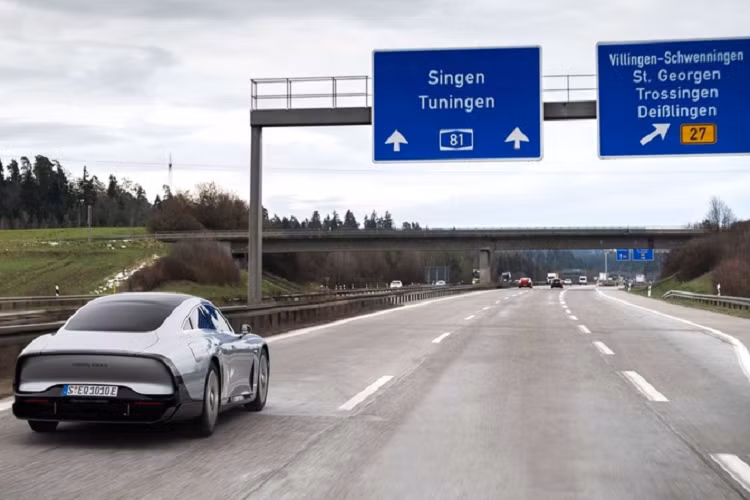 Chiếc Mercedes-Benz Vision EQXX chạy điện mất 11 giờ 32 phút để thực hiện tổng quãng đường 1.008 km chỉ với một lần sạc đầy pin. Đáng chú ý, khi đến nơi, pin của chiếc xe này vẫn còn dư 15%, nghĩa là vẫn có thể đi được thêm khoảng 140 km trước khi cạn kiệt pin hoàn toàn.