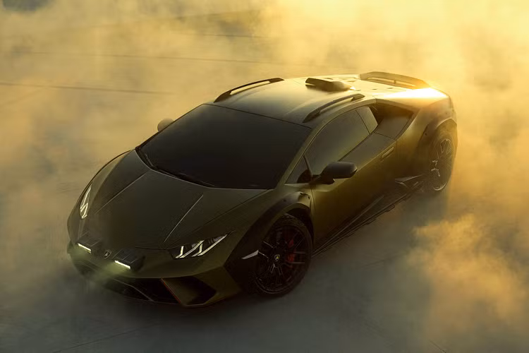Huracan Sterrato từng được giới thiệu lần đầu vào tháng 6/2019 dưới dạng bản dựng đồ họa concept. 5 tháng sau, một chiếc xe thực tế được hoàn thiện với nhiều món "đồ chơi" off-road và số ít các phóng viên chuyên ngành review xe nổi tiếng ở tầm quốc tế đã có cơ hội thử nghiệm nó.