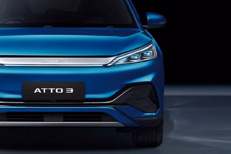 Mô-tơ này sẽ kết hợp với 2 loại pin LPF có dung lượng 49,92 kWh và 60,4 kWh. Phạm vi di chuyển của xe khi dùng 2 loại pin này theo tiêu chuẩn WLTP là 345 km và 420 km. Dự kiến, BYD Atto 3 sẽ có giá khoảng 1 triệu Baht (648 triệu đồng) tại thị trường Thái Lan, chưa trừ ưu đãi thuế dành cho ô tô điện của chính phủ nước này. Không chỉ phân phối xe, BYD còn lên kế hoạch xây dựng nhà máy lắp ráp ôtô tay lái nghịch ở Thái Lan với số tiền đầu tư 20 tỷ Baht. 