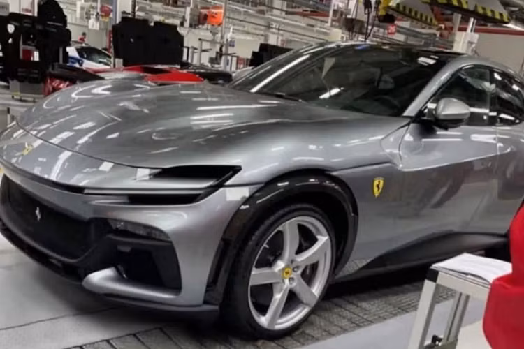 Hình ảnh góc phần tư đầu xe cho thấy Ferrari Purosangue 2023 mới có thiết kế đèn pha tách rời giống SF90 Stradale, kết nối hai bên bởi một đường gân dập nổi sắc nét. Không giống như các mẫu siêu xe Ferrari có động cơ đặt trước khác, lưới tản nhiệt trên Purosangue được đặt thấp hơn trên cản va theo kiểu Porsche Panamera. Cách thiết kế này khiến bộ lưới tản nhiệt trông giống như một hốc hút gió trung tâm hơn.