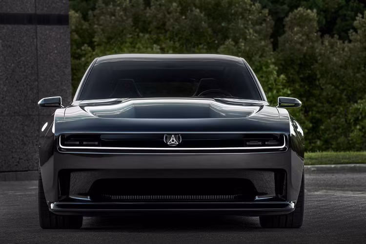 "Charger Daytona SRT Concept có thể làm được nhiều hơn là chạy trình diễn xe hơi, mẫu xe có thể chạy một phần tư dặm với tốc độ ấn tượng. nó không chỉ xác định tương lai mà Dodge đang hướng tới, mẫu xe cũng sẽ xác định lại xe cơ bắp Mỹ", ông Tim Kuniskis cho biết thêm. Mẫu xe điện Dodge Charger Daytona SRT Concept dự kiến được sản xuất với một biến thể sản xuất cho năm 2024 nhưng chưa xác nhận chính thức.