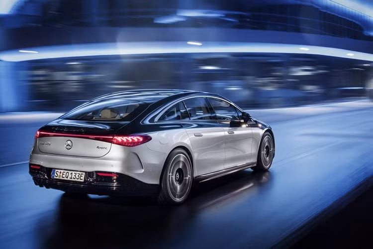 Thiết kế của xe hướng tới phong cách futuristic (tương lai), nổi bật với lưới tản nhiệt giả ở phần đầu xe có tên gọi Black Pannel gồm nhiều họa tiết ngôi sao 3 cánh bên trong, được thiết kế dạng 3 chiều khá bắt mắt. Ở 2 bên có sự xuất hiện của cụm đèn pha Digital Light nối với nhau bằng dải đèn giữa, tay nắm cửa dạng ẩn, la-zăng có kích cỡ 19 inch.