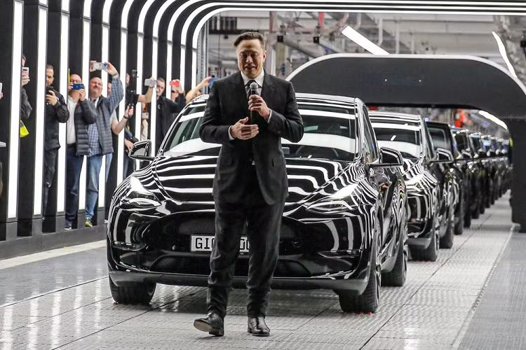 Tesla cua ty phu Elon Musk trong cuoc dua tang doanh so cuoi 2022