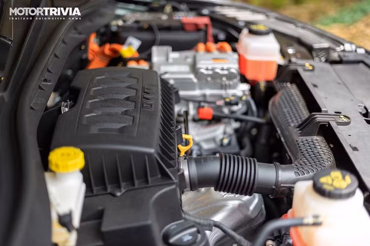 Nằm bên dưới nắp ca-pô của MG VS HEV 2022 là hệ truyền động hybrid, bao gồm máy xăng VTi-TECH 4 xi-lanh, dung tích 1.5L, sản sinh công suất tối đa 109 mã lực và mô-men xoắn cực đại 142 Nm.