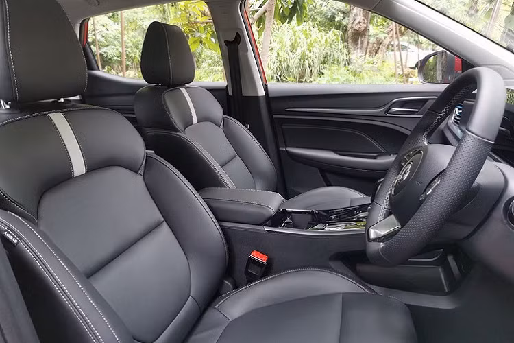Chưa dừng ở đó, xe còn có 2 màn hình 12,3 inch trong nội thất, màn hình thông tin giải trí hỗ trợ Apple CarPlay/Android Auto, vô lăng vát đáy thể thao...Sạc điện thoại thông minh không dây, hệ thống âm thanh 6 loa