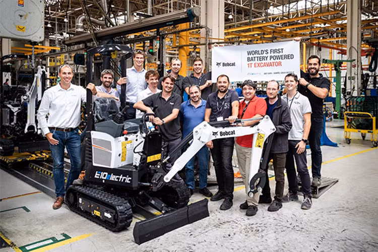 Sunbelt Rentals đã cam kết đầu tư đáng kể vào một đội xe lớn, sẽ có sẵn cho khách hàng trong năm nay. Doosan Bobcat T7X vừa được ra mắt tại triển lãm CES 2022.