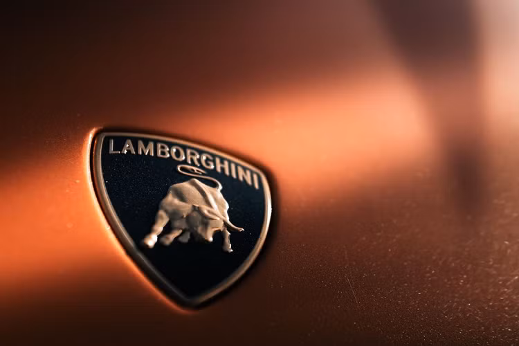 Trong đó, Lamborghini Huracan Sterrato đã được nhà sản xuất tung video nhá hàng trước đó, đây là phiên bản cải thiện khả năng off-road của dòng xe thể thao, nhờ khung thân mới cùng khoảng sáng gầm xe lớn hơn.