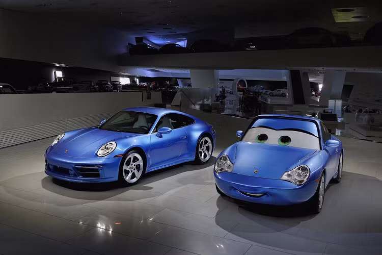 Điểm tương đồng lớn nhất chính là màu sơn “Sally Blue Metallic” độc đáo được phát triển dành riêng cho dự án này. Hơn hết, đội ngũ Sonderwunsch cũng đã rất tinh tế khi lựa chọn các chi tiết tạo điểm nhấn, điển hình là cả hình xăm sọc theo phong cách Hà Lan của Sally được giấu ở cánh gió sau và chỉ lộ ra khi cánh gió được nâng lên.