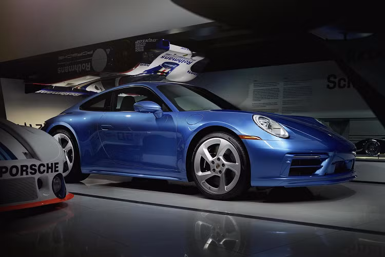 Chiếc xe hoàn thiện sẽ được RM Sotheby’s bán đấu giá nhằm mục đích làm từ thiện vào ngày 20/8 trong Tuần lễ xe hơi Monterey. Porsche cho biết dự án bắt đầu vào tháng 11/2021 khi nhóm Pixar chịu trách nhiệm tạo ra phim hoạt hình Sally 20 năm trước bắt đầu hợp tác cùng đội ngũ Sonderwunsch (“điều ước đặc biệt”) của Porsche cùng các nhà thiết kế từ Style Porsche và giám đốc điều hành từ Porsche Cars Bắc Mỹ để bắt đầu quá trình 10 tháng biến GTS thành Sally Carrera.