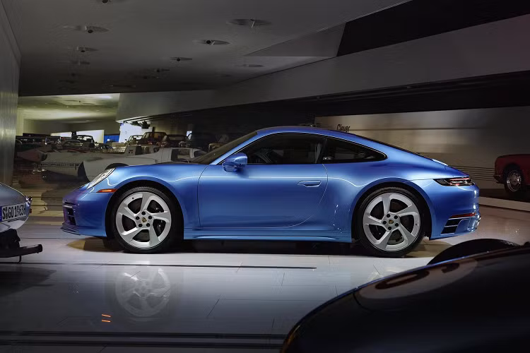 Thương hiệu Porsche đã thiết kế dành riêng bộ mâm 5 chấu đặc biệt giống như bộ vành 18 inch 996 Turbo của Sally, nhưng có kích thước 20 inch ở phía trước và 21 inch ở phía sau để phù hợp với hệ thống treo và tỷ lệ của thân xe thế hệ mới.