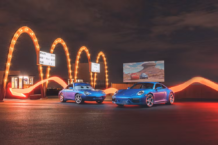 Nhằm tạo dấu ấn đặc biệt tri ân nhân vật Sally trong Series phim nổi tiếng “Cars”, Porsche đã tạo ra một phiên Porsche 911 992 bản độc nhất dựa trên mẫu xe này. Chiếc xe được chế tạo tinh xảo đến từng chi tiết, thậm chí còn mô phỏng một số điểm tương đồng với nhân vật trong phim.