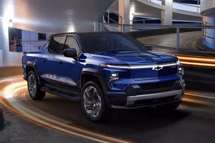 Chỉ sau một giờ kể từ khi chính thức ra mắt, Chevrolet đã bắt đầu nhận đơn đặt trước cho các mẫu bán tải chạy điện của mình. Mặc dù Chevrolet Silverado EV RST First Edition cháy hàng chỉ sau 12 phút nhưng hai phiên bản WT và RST hiện vẫn có sẵn. 