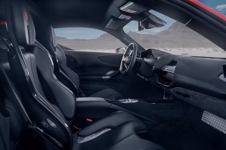 Các mô-đun điều khiển Novitec N-Tronic và hệ thống ống xả mới giúp tăng thêm 107 mã lực và mô-men xoắn 118 Nm cho động cơ đốt trong. Với động cơ điện không thay đổi, công suất tổng hợp được tăng lên 1.094 mã lực, tăng từ 986 mã lực ở mẫu xe nguyên bản. Bản độ Ferrari SF90 Stradale Novitec cũng chỉ có 1.019 mã lực.