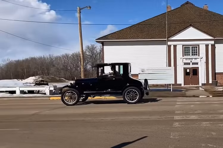 Cùng trong năm đó, những chiếc Ford Model T hàng hiếm đã nhận được nâng cấp thiết kế cuối cùng trong vòng đời sản xuất. Các tính năng mới bao gồm một nắp capô xe lớn hơn và khoảng cách xa hơn giữa vách ngăn khoang động cơ và kính chắn gió. Những chiếc xe này đôi khi được gọi là Model T “nắp capô cao”.