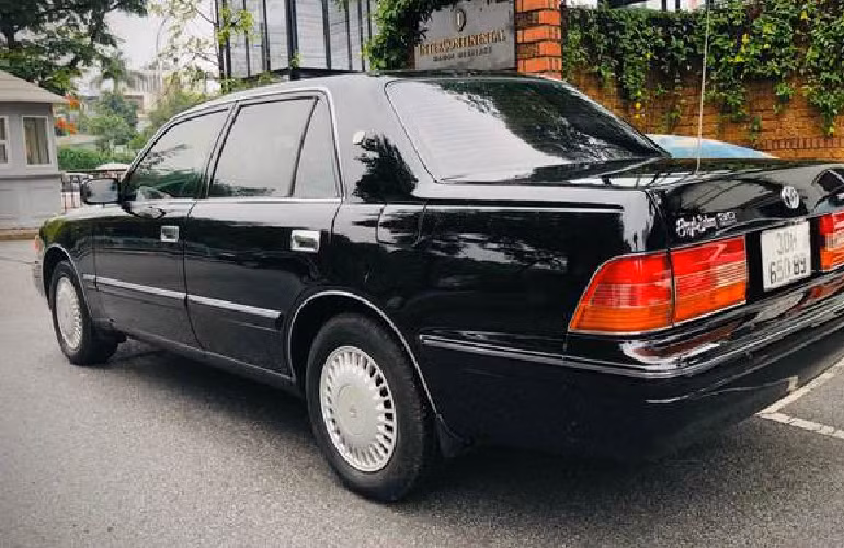 Tuy nhiên, Toyota Crown hạng sang đời cũ này sẽ phù hợp với những người đam mê, muốn sưu tầm xe cổ và mang tính huyền thoại.