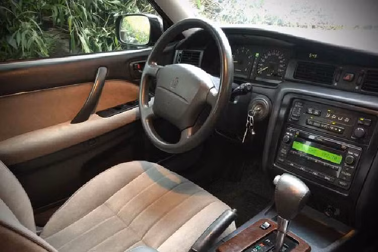 Khoang nội thất của chiếc Toyota Crown 1998 vẫn được đảm bảo về chất lượng và có thể xem như “hoàn hảo” so với tuổi đời. Với những mẫu xe cổ, đa số chủ nhân sẽ giữ lại nét nguyên bản bên trong khoang nội thất và trường hợp đề cập trong bài viết cũng không phải ngoại lệ.