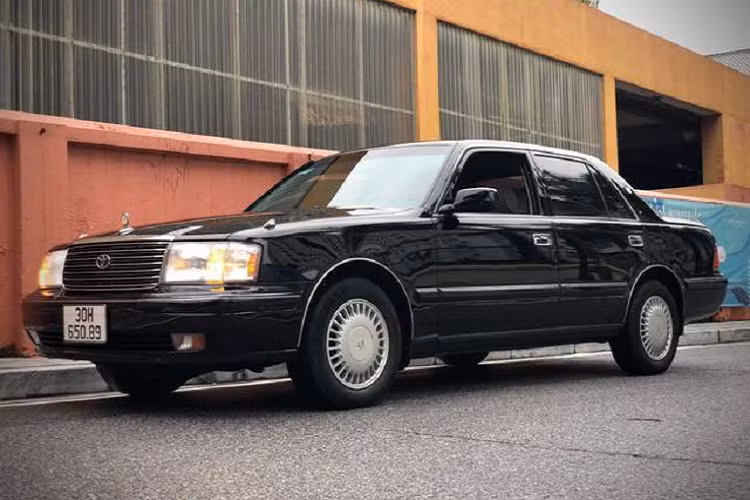 Ngày 8/6, một người đã rao bán một chiếc Toyota Crown đời 1998 với mức giá lên tới 1,5 tỷ đồng. Chiếc xe này còn được người bán khẳng định là nguyên bản và còn chạy sướng hơn một chiếc Toyota Camry 2022 mới “đập hộp” cùng tầm tiền dù đã có tuổi đời trên 24 năm.Toyota Crown Royal Saloon 1996 sở hữu thông số dài x rộng x cao lần lượt là 4.840 x 1.710 x 1.450 (mm), trục cơ sở đạt 2.780mm.
