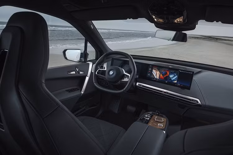 Cung cấp sức mạnh cho BMW iX M60 là hai mô-tơ điện cho tổng công suất 533 mã lực và 1.015 Nm momen xoắn, tăng lên 610 mã lực ở chế độ Sport. Để so sánh, phiên bản xDrive50 cũng có thiết lập mô-tơ điện kép từng là chiếc BMW iX mạnh mẽ nhất với công suất tối đa 496 mã lực. Nhờ sức mạnh này mà iX M60 có khả năng bứt tốc từ 0 - 100 km/h trong 3,6 giây, với tốc độ tối đa giới hạn điện tử ở mức 250 km/h.