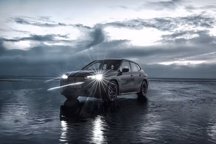 Giá xe BMW iX M60 2022 bản hiệu suất cao có mức bán khởi điểm từ 105.100 USD (khoảng 2,39 tỷ đồng), dự kiến mở bán tại Mỹ vào tháng 6/2022.