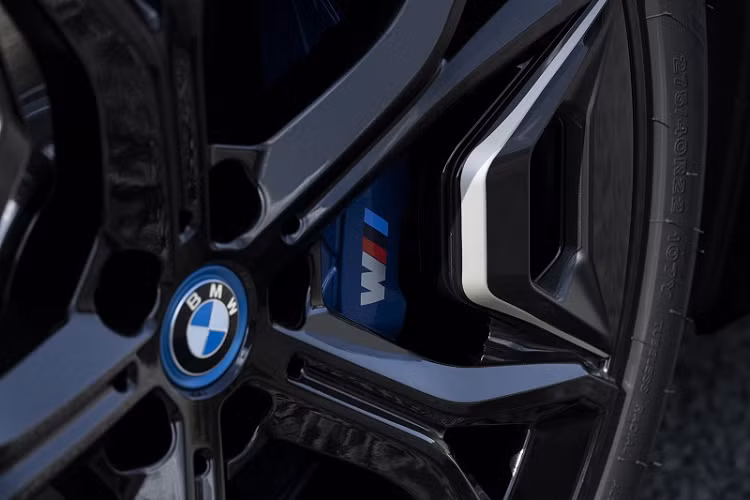 Về mặt trực quan, BMW iX M60 chỉ có một vài chi tiết giúp phân biệt với các phiên bản thông thường, bao gồm huy hiệu M60 ở đuôi xe, bộ mâm Aero hai tông màu 21 inch (tùy chọn mâm 22 inch), kẹp phanh M hiệu suất cao sơn màu xanh lam và gói ngoại thất BMW Individual Titanium Bronze.