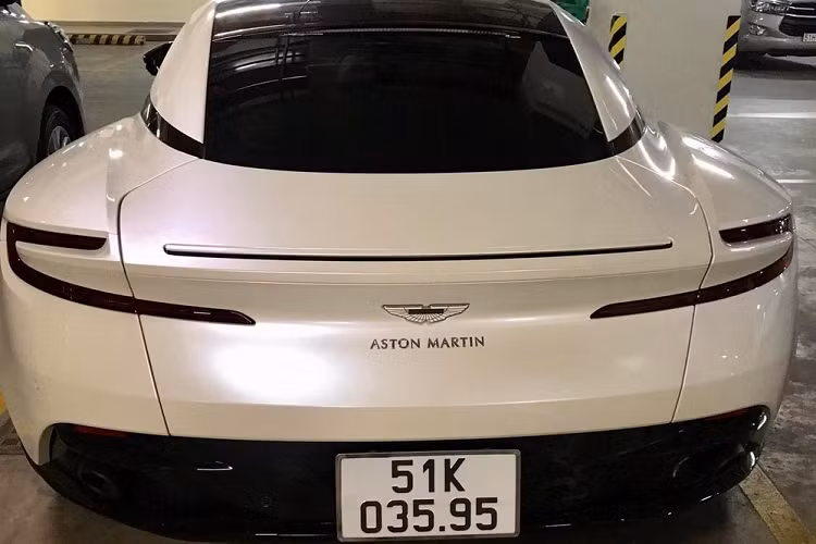 Cứ ngỡ màu trắng là bộ áo yêu thích của ông Đặng Lê Nguyên Vũ nhưng chiếc xe thể thao Aston Martin DB11 V8 màu Morning Frost này đã nhanh chóng được cho đi dán lại màu bạc tương tự như Ferrari 488 Pista Spider khi về garage siêu xe khủng của Chủ tịch Trung Nguyên.