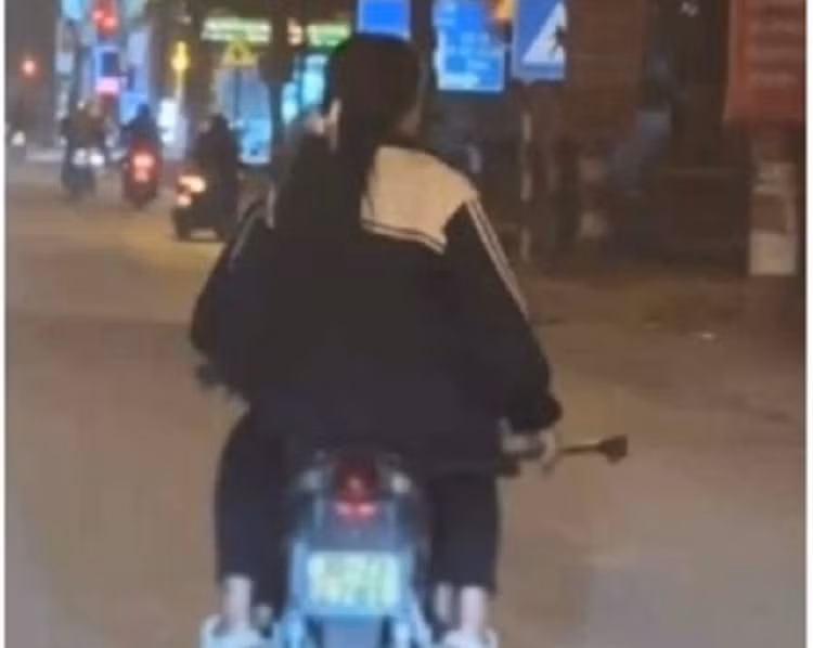 Ron nguoi canh nu sinh cam phong lon di danh nhau