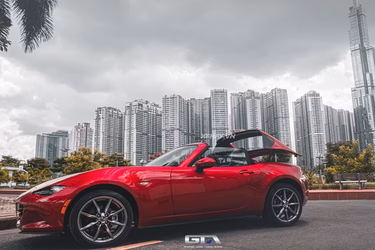 So với bản tiền nhiệm từng phân phối chính hãng tại thị trường Việt Nam, Mazda MX-5 RF 2022 ngắn hơn 105 mm và nhẹ hơn 100 kg, giúp trọng lượng xe chỉ nặng gần 1 tấn.