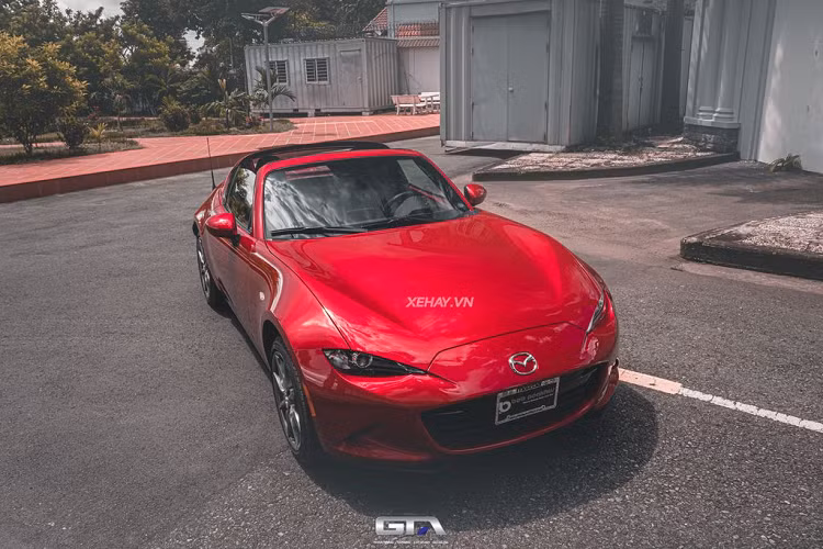 Tính đến thời điểm hiện tại, chiếc Mazda MX-5 RF 2022 mới trong bài là “độc nhất” tại Việt Nam. Chiếc xe thể thao của thương hiệu Nhật được đưa về nước theo diện nhập khẩu tư nhân thay vì chính hãng. Khoảng 8 năm về trước, Mazda MX-5 đã từng được phân phối chính hãng với mẫu xe thuộc thế hệ thứ 3, nhưng doanh số không tốt nên THACO đã ngừng bán.