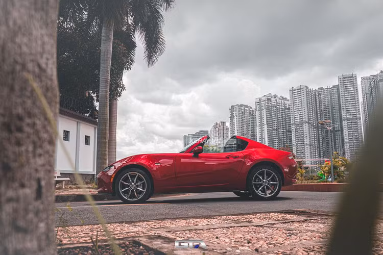 Mazda MX-5 RF 2022 sở hữu kích thước tổng thể dài, rộng và cao lần lượt 3.914 mm x 1.735 mm x 1.240 mm, chiều dài cơ sở 2.309 mm và khoảng sáng gầm 135 mm. MX-5 RF có mức phân bổ khối lượng trước/sau gần như ở mức cân bằng với tỉ lệ 51/49.