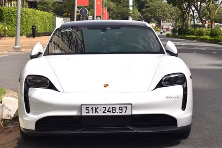 Porsche Taycan thuộc mẫu xe thuần điện hạng sang, cạnh tranh với Mercedes-Benz EQS và Audi e-tron. Tuy nhiên, đây vẫn là dòng sản phẩm khá kén khách, do đó, việc bắt gặp một chiếc Taycan lăn bánh trên đường phố Việt Nam là một điều khá hiếm.
