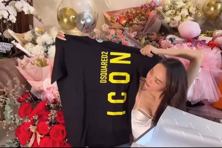 Ông xã đại gia của cô tiếp tục được "ké" theo một chiếc áo phông. 