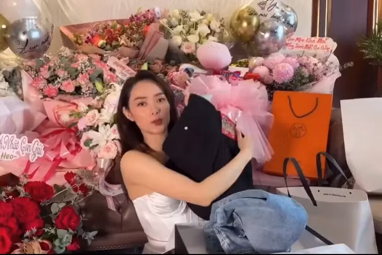 Ngoài ra, nữ diễn viên "Bẫy Ngọt Ngào" còn khui thêm quà là quần jeans và chân váy của Dsquared2. 